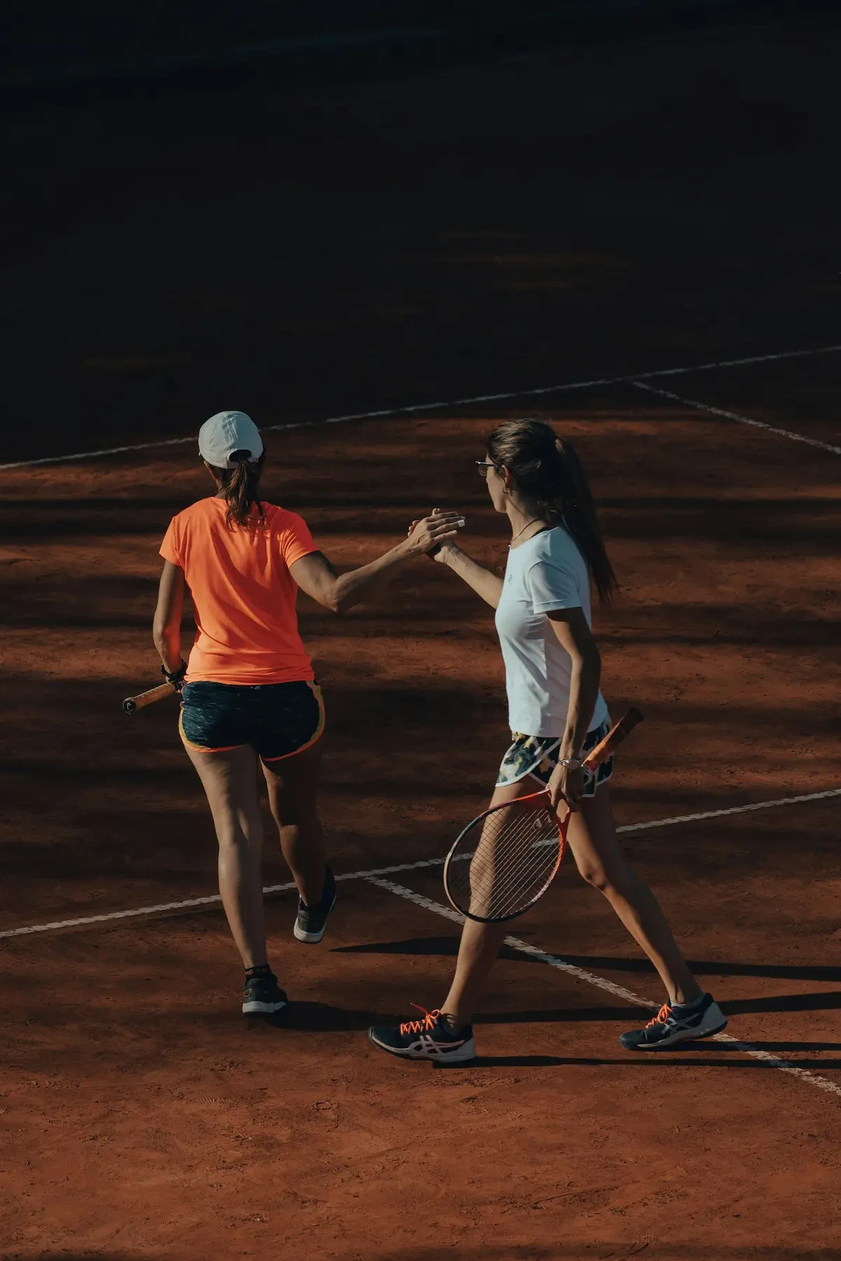 Tennisspeelsters schudden handen