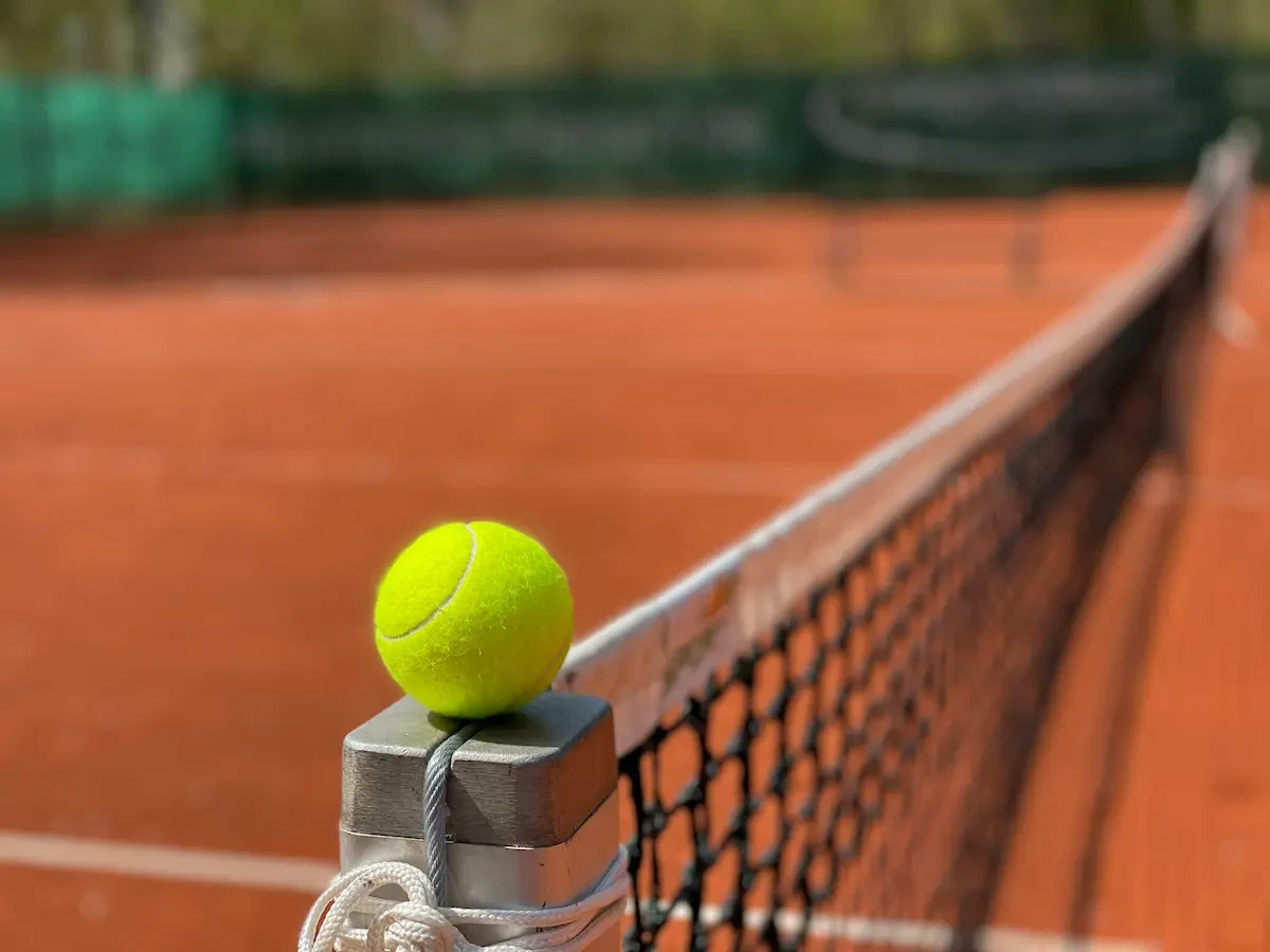 tennisbal op tennisnet